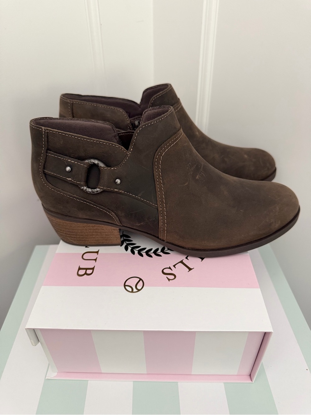 NEW Clarks Chartlen Grace Taupe Leather Ankle Booties Size 8.5M